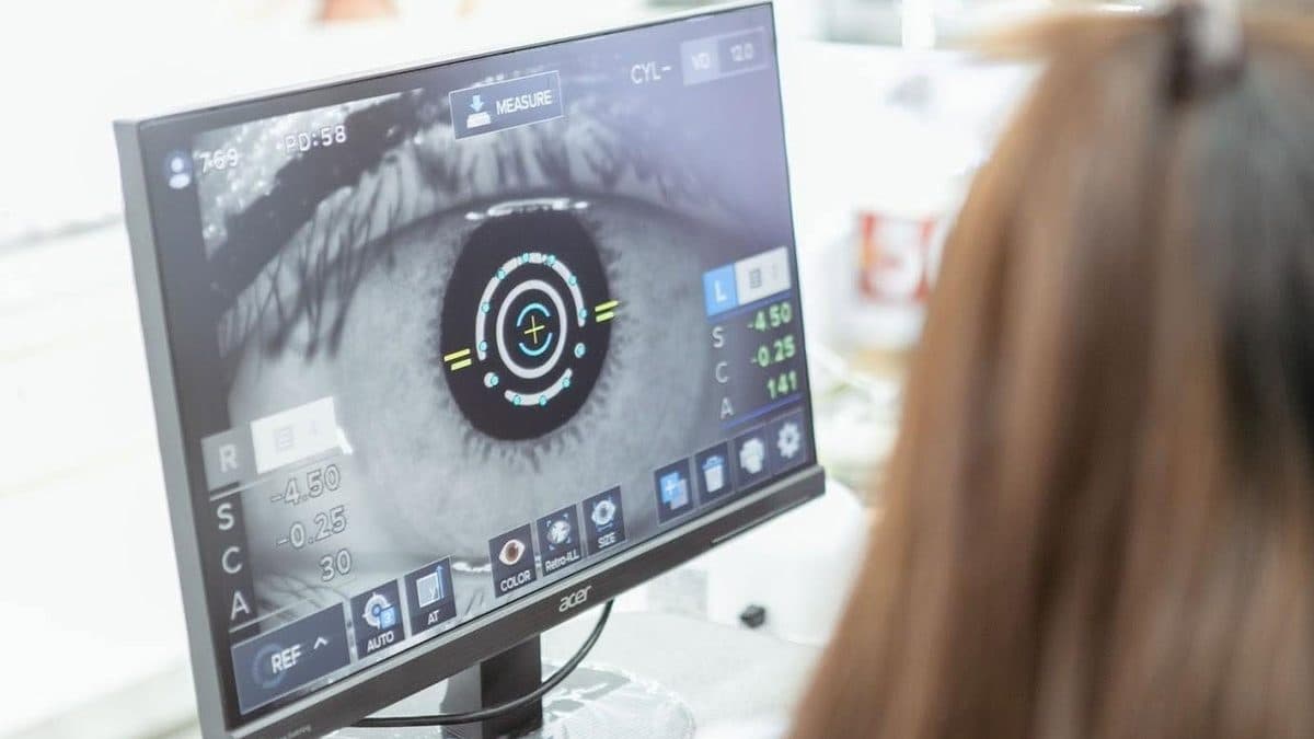หน้าจอเครื่องวัดสายตาอัตโนมัติขณะตรวจวัดสายตาที่ J.O. Vision Care