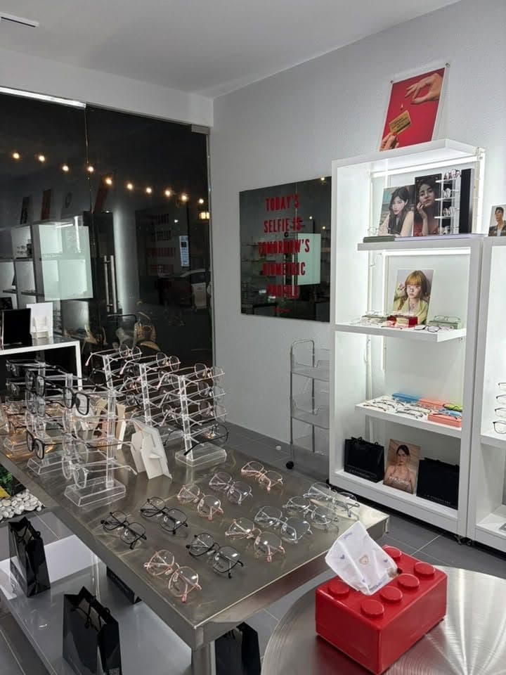โต๊ะโชว์กรอบแว่นสายตาและชั้นวางแว่นแบรนด์แท้ ร้านแว่นอุดร