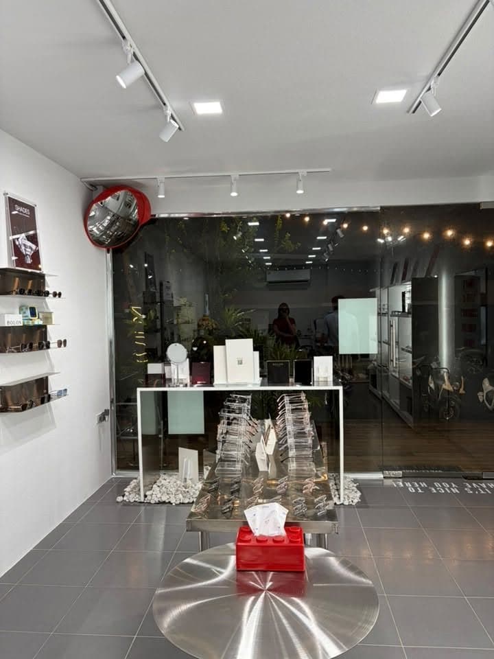 ทางเข้าร้านแว่น J.O. Vision Care โทนขาวสว่าง พร้อมโต๊ะโชว์กรอบแว่น