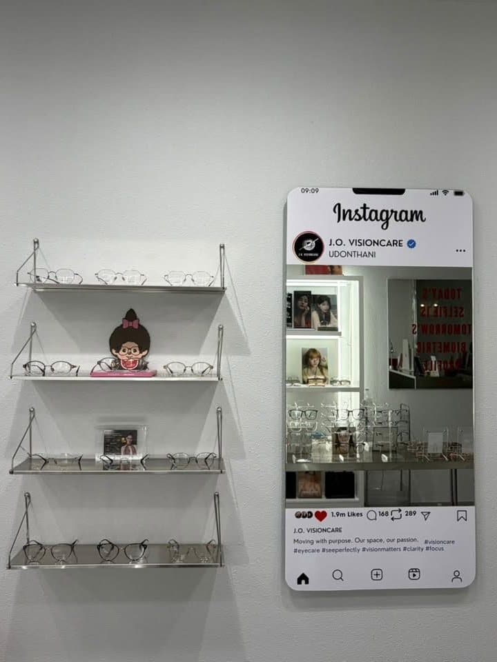 กระจกถ่ายรูปกรอบ Instagram และชั้นวางแว่น J.O. Vision Care