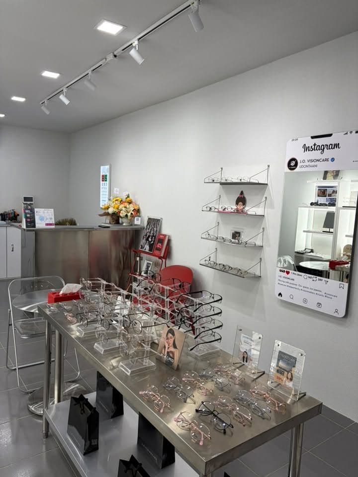 มุมตรวจวัดสายตาและโต๊ะลองกรอบแว่น ภายในร้าน J.O. Vision Care